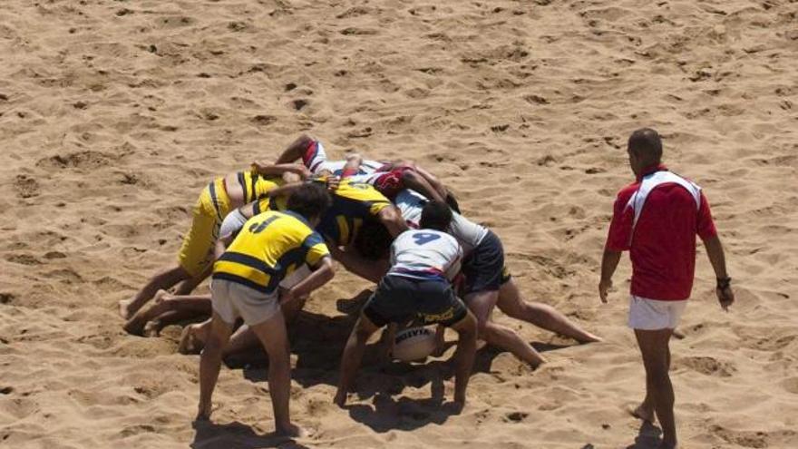 Uno de los partidos de la pasada edición del Torneo Rugby Playa de Luanco.
