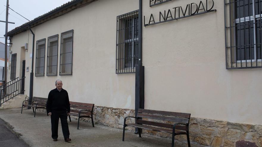 Don Paco pasea por el exterior de la parroquia de La Natividad. | Ana Burrieza