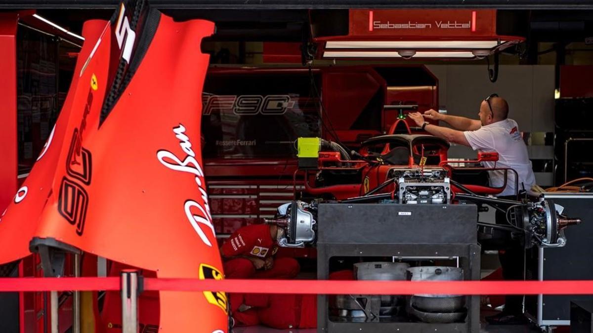 Mecánicos de Ferrari trabajan, en Silverstone, en el monoplaza de Sebastian Vettel.