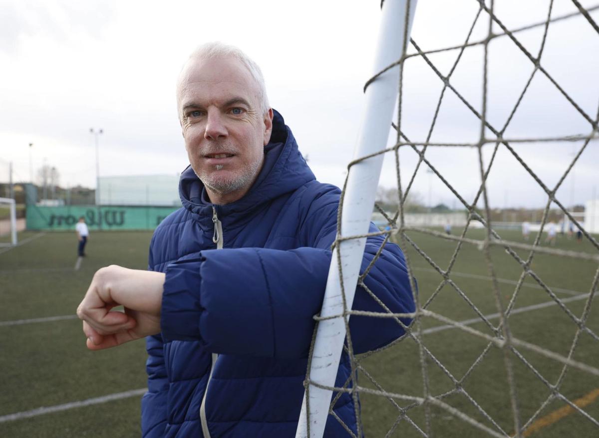 Sergio Boris, ayer, en las instalaciones del colegio San Fernando, en Avilés. | LUISMA MURIAS