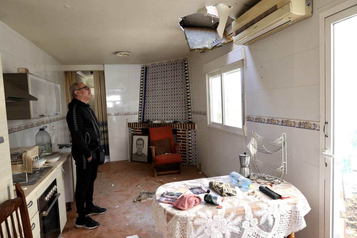 Uno de los expropiados observa los daños en su vivienda tras tres años de expropiaciónn