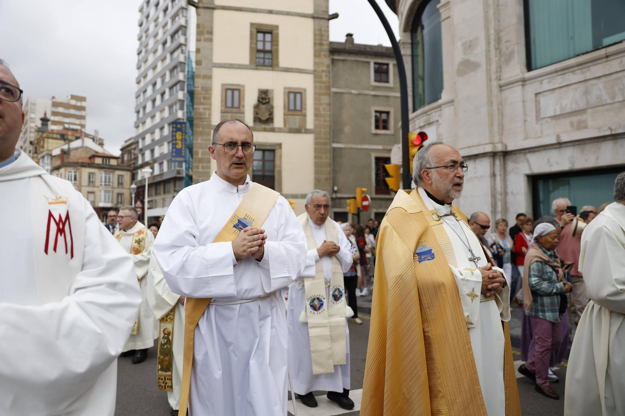 Pétalos, incienso, niños... así fue la procesión del Corpus Christi en Gijón (en imágenes)