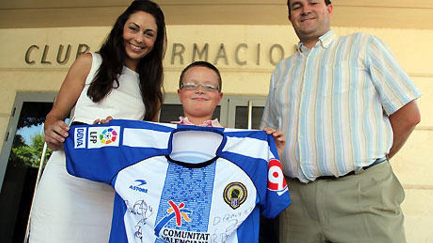 Momento de la entrega de la camiseta recuerdo firmada por los jugadores del Hércules CF.