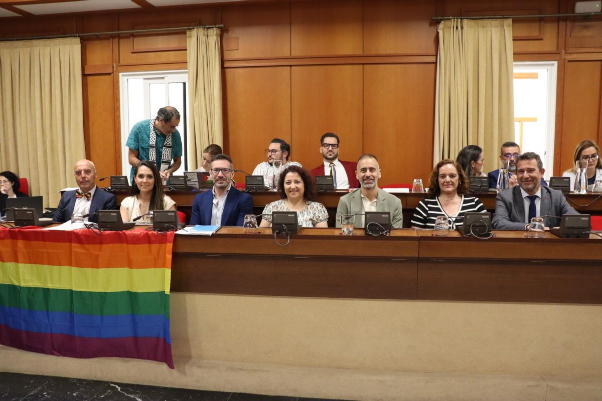 Los concejales socialistas han colgado la bandera LGTBI en su bancada del pleno.