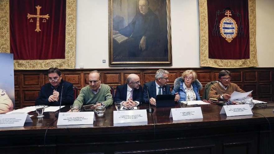 Por la izquierda, García Montero, García Martín, Jose Antonio Gómez, García Granda, Josefina Martínez y Roberto Sánchez Ramos, ayer, al inicio de la conferencia de la Cátedra Alarcos.