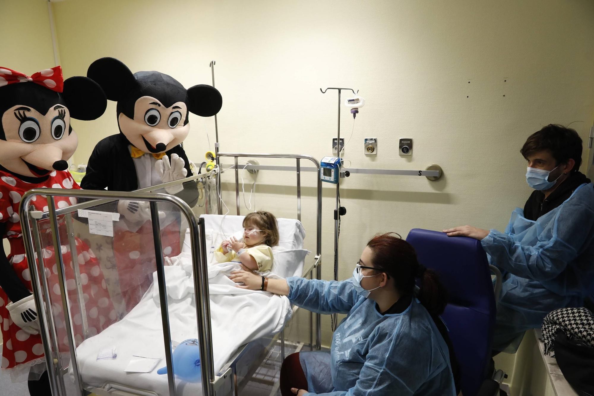 Así fue la visita de Mickey y Minnie Mouse al Hospital de Cabueñes (en imágenes)