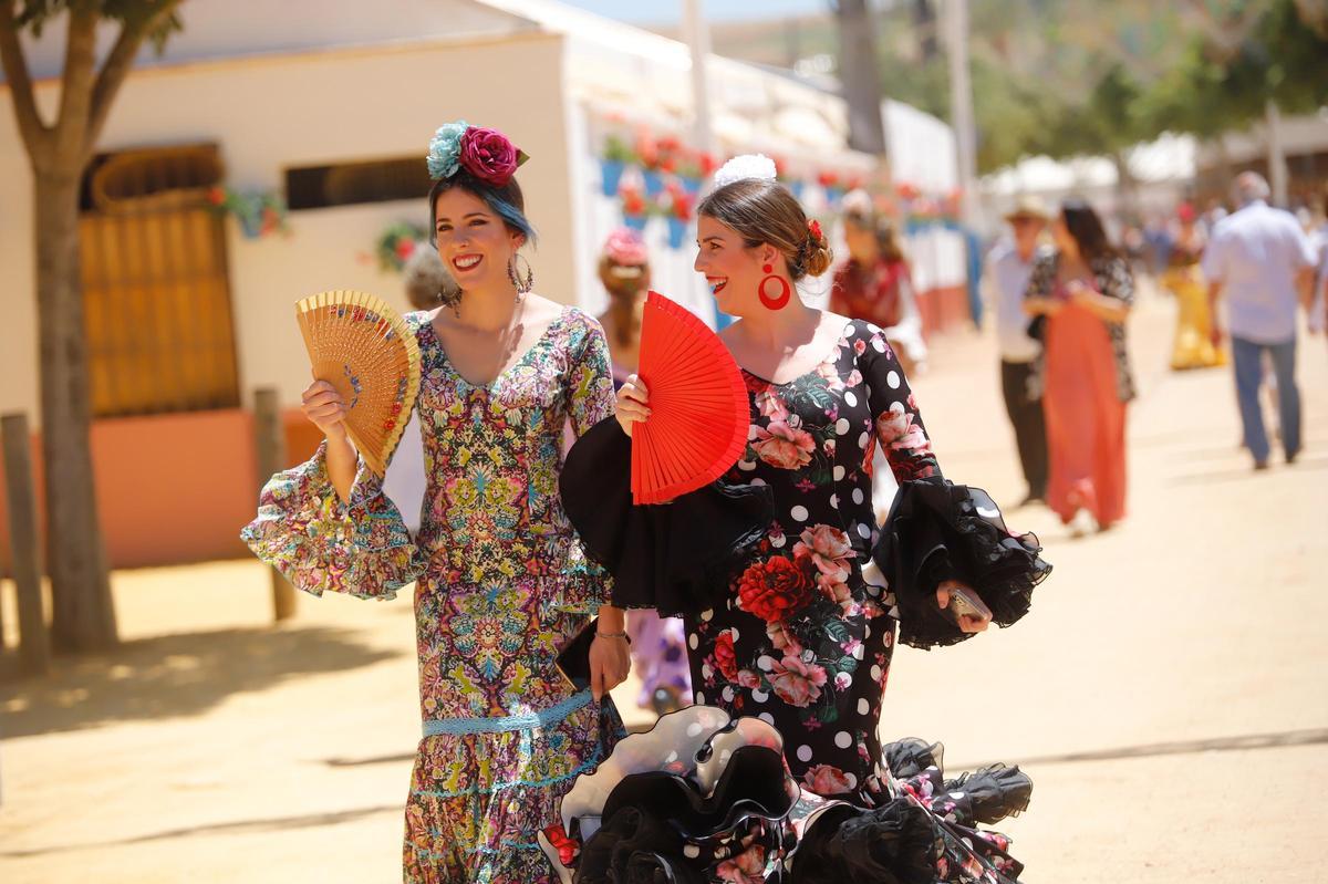 El abanico nunca está de más cuando se va a la Feria de Córdoba.