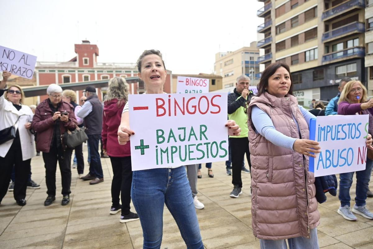 Los participantes en la primera concentración portaron carteles con diferentes eslóganes.