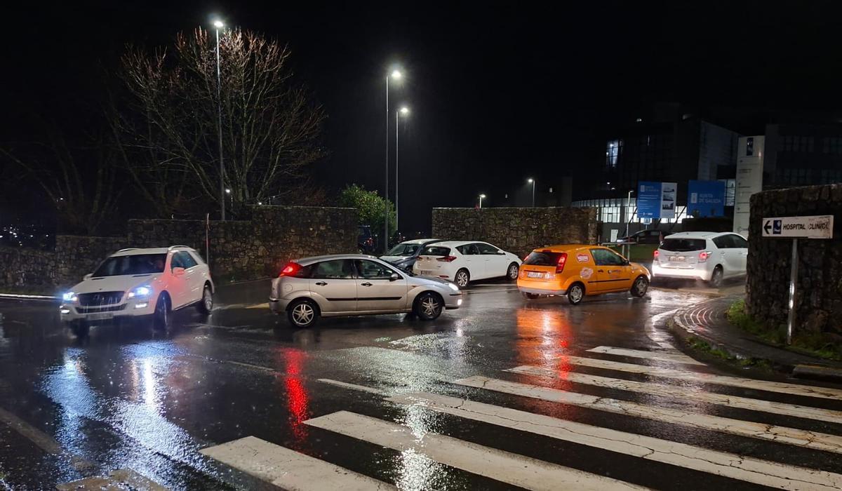 El tráfico se está intensificando desde primera hora en los accesos al Hospital Clínico de Santiago