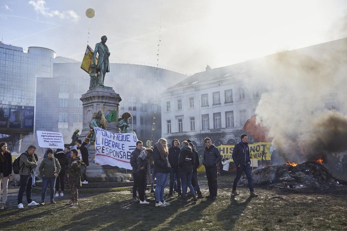 Agricultores en la Place du Luxemburgo durante una protesta en Bruselas, Bélgica, el jueves 1 de febrero de 2024. Al menos 1.300 tractores obstruyeron las calles de Bruselas, cerca de las instituciones de la Unión Europea, el jueves por la mañana mientras los agricultores organizaban una protesta dirigida a los líderes del bloque que se reunían cerca para una cumbre.