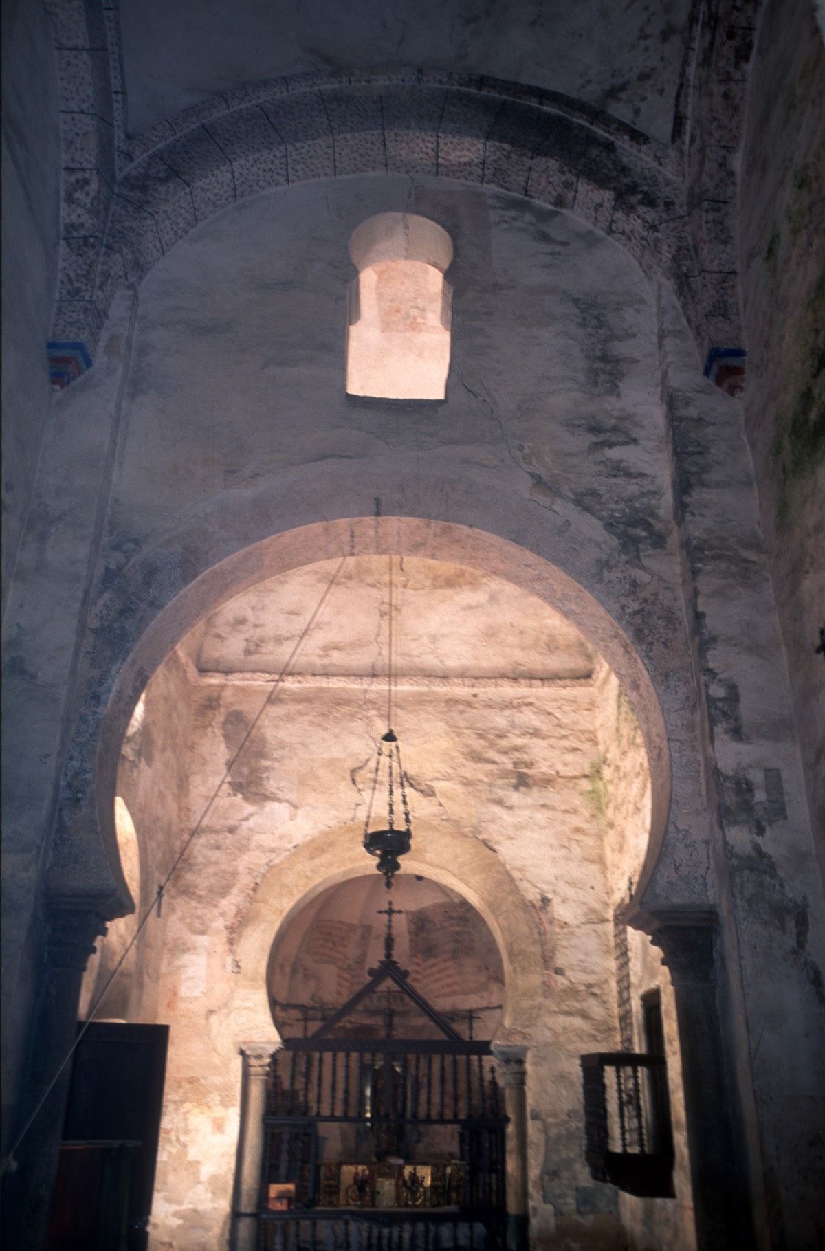 El interior de la iglesia mozárabe de Peñalba de Santiago