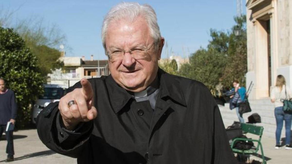 El Papa acepta la renuncia del exobispo de Mallorca Javier Salinas.