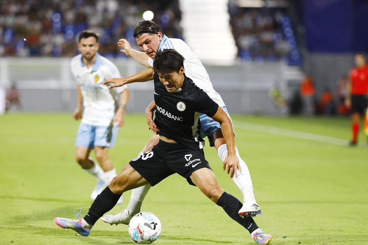 Min-Su protege el balón ante la presión de Guti en el partido de la primera vuelta.