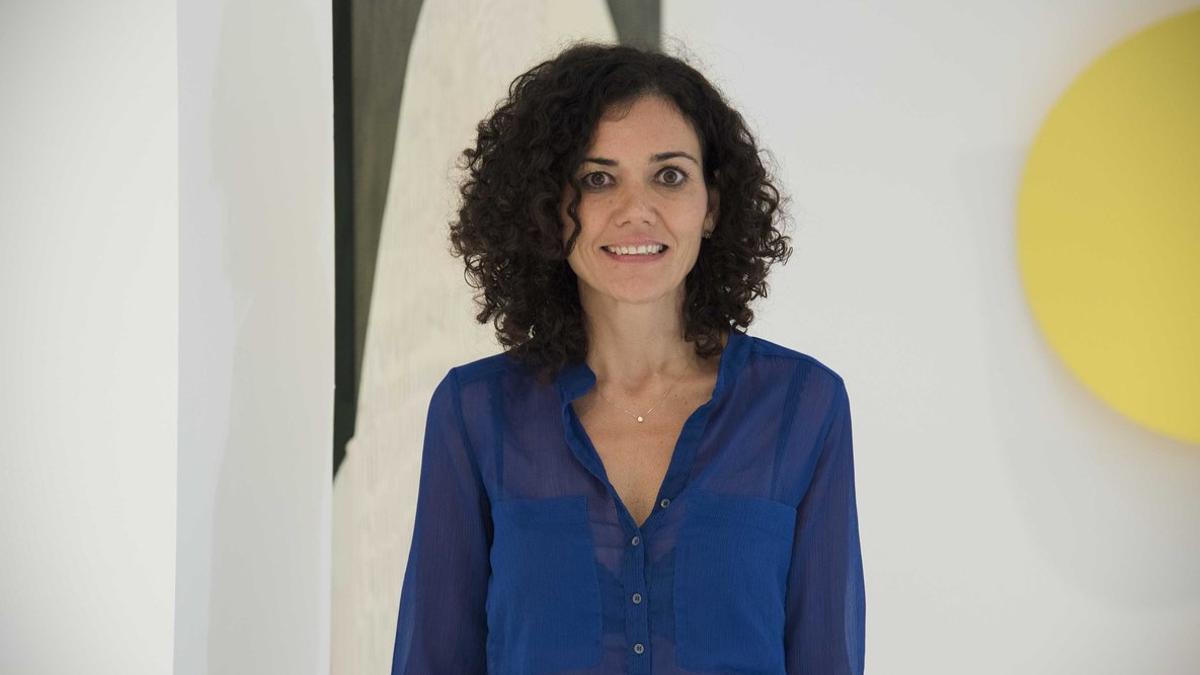 La arquitecta e interiorista Anna Podio, en la galería Miquel Alzueta