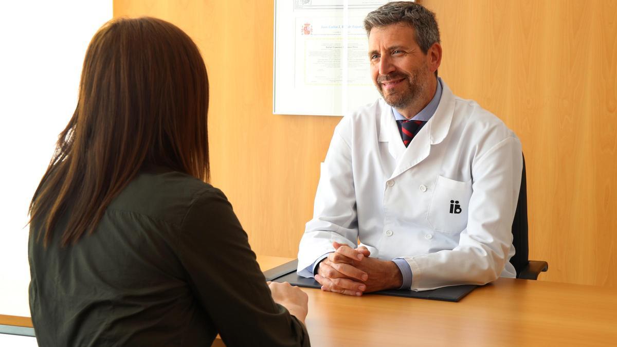 El doctor Llácer con una paciente en una consulta de Instituto Bernabeu