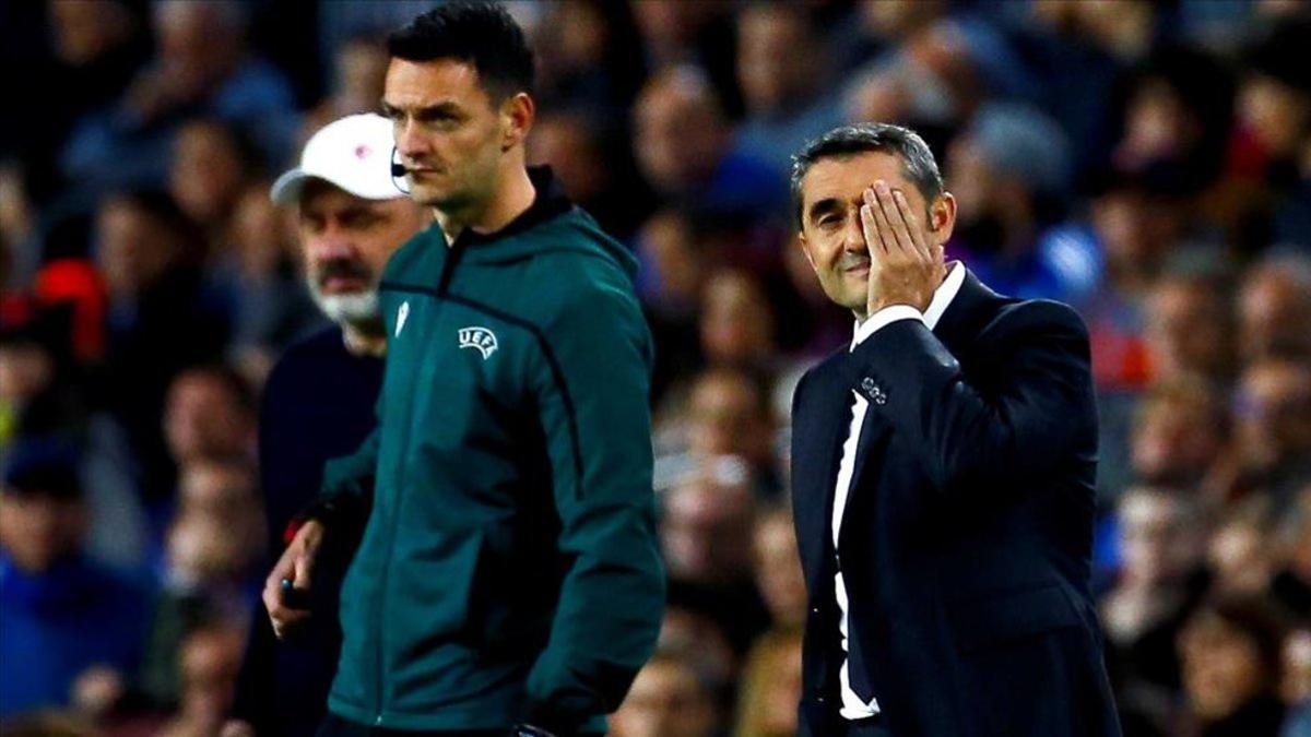 Ernesto Valverde siguió el partido ante el Slavia con preocupación