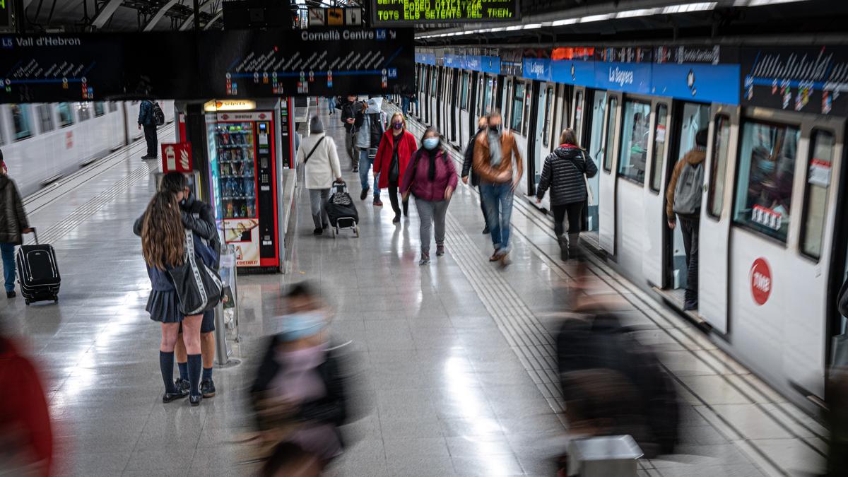 Ambiente en la estación de metro L5 la Sagrera