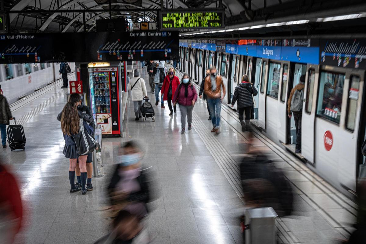 La línea L5 del metro de Barcelona se reforzará en hora punta para dar respuesta a un incremento de usuarios por la crisis de Rodalies