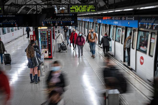 La línea L5 del metro de Barcelona se reforzará en hora punta para dar respuesta a un incremento de usuarios por la crisis de Rodalies