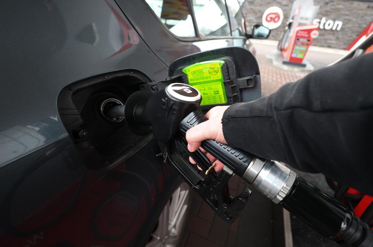 Un conductor echa gasóleo en el depósito de su vehículo.