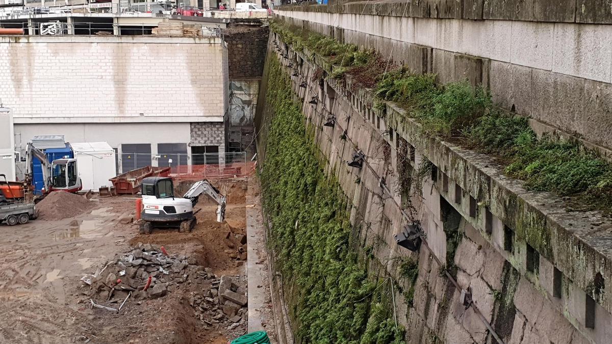 Obras para recuperar la fachada de la antigua estación de Urzáiz.