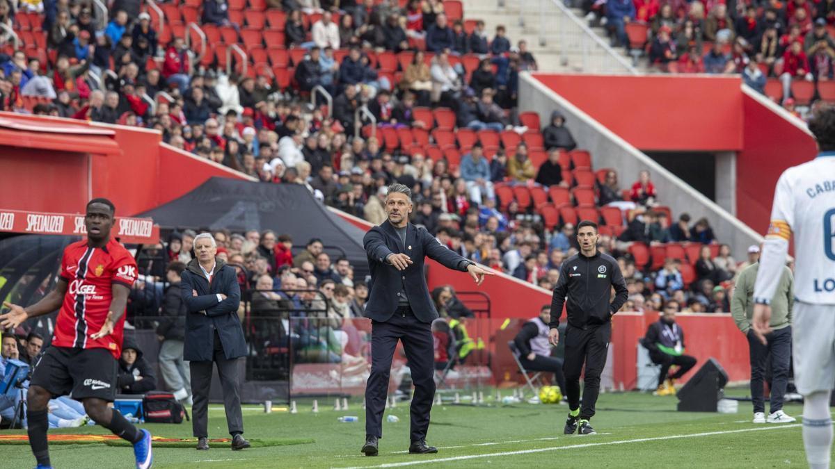 Demichelis da instrucciones a sus jugadores.