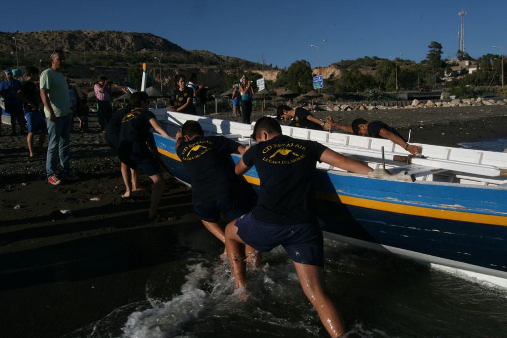 La Asociación de Amigos de la Barca de Jábega celebró el pasado lunes el solsticio de verano en la playa de La Araña con paseos en barca de jábega, sones de caracolas y lectura de poemas y relatos