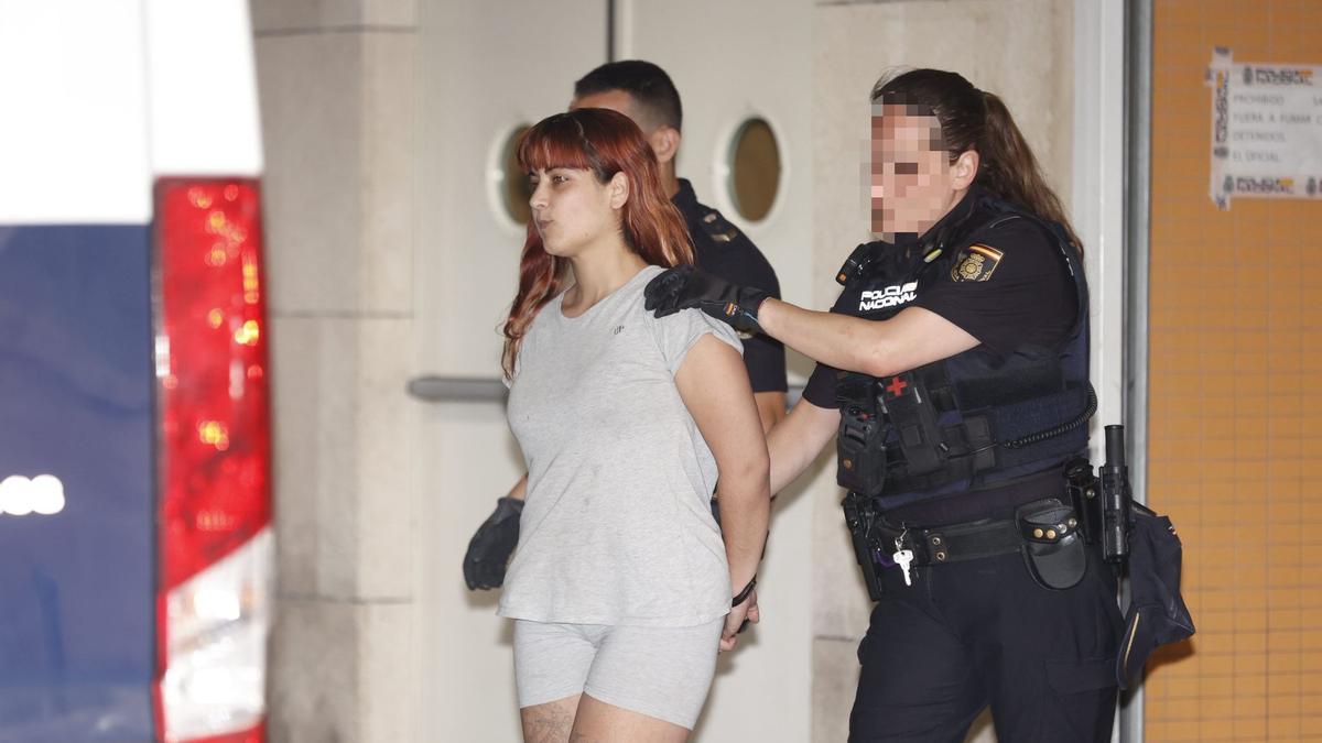 La Policía traslada a la joven detenida en Alicante por convivir dos meses con un cadáver.
