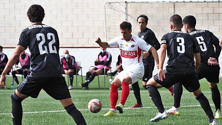 Un jugador de la UD Sanse, rodeado de rivales del DUX. |  // UD SANSE