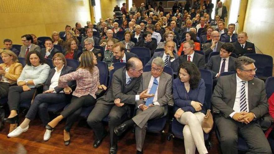 En primera fila, López Font, el presidente de la Audiencia, Menéndez, las conselleiras Quintana, Vázquez, Almuíña, Coello y Bas. // J. Santomé