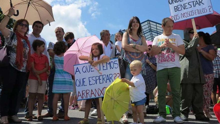 Una de las protestas desarrolladas en Rons para exigir la mejora de la escuela infantil. // Muñiz