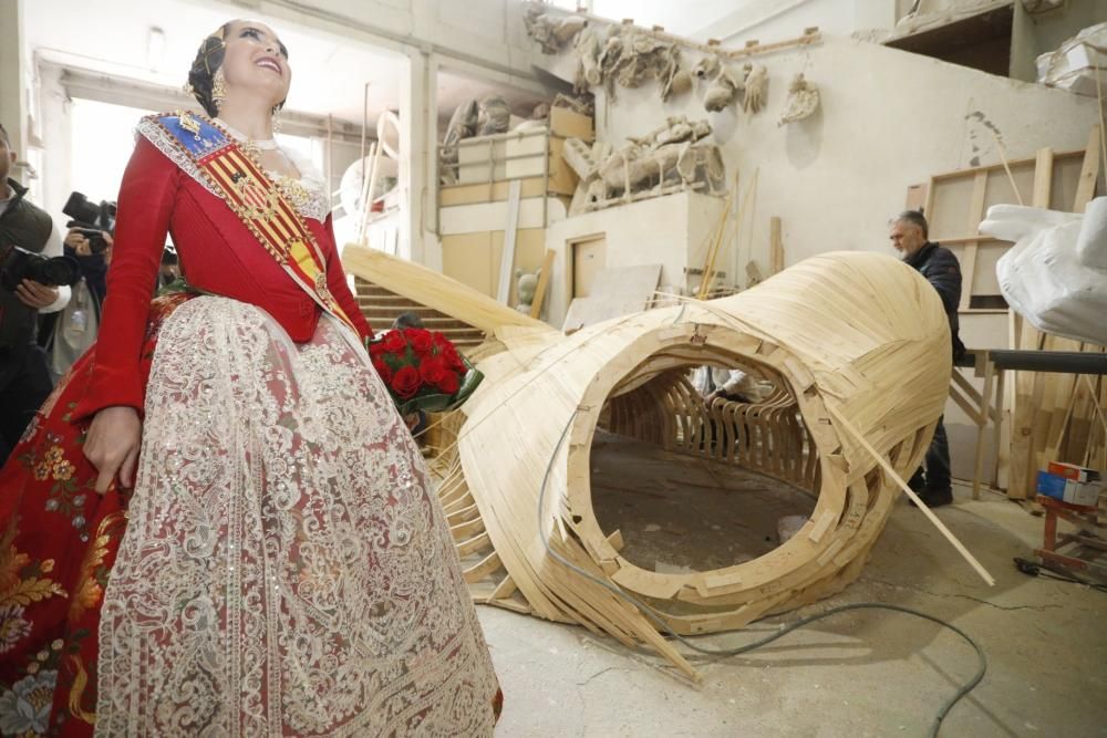 Las falleras mayores visitan los talleres de Ciudad Fallera