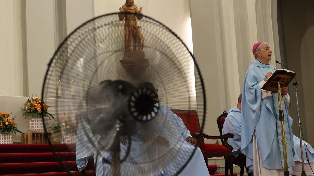 El calor no da tregua ni en el interior de las iglesias