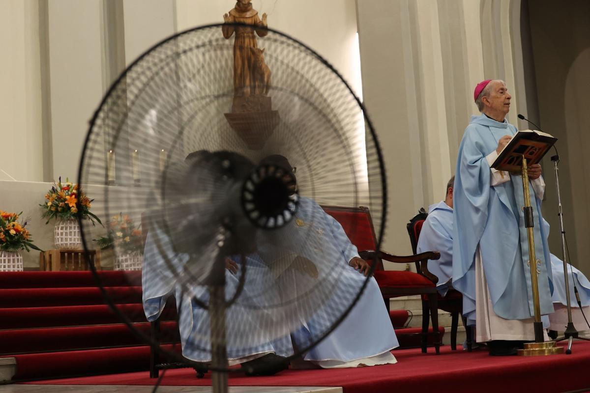 El calor no da tregua ni en el interior del templo.