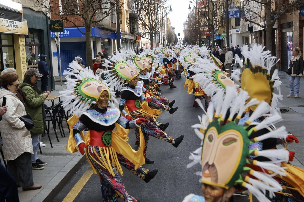 EN IMÁGENES: La Hermandad de festejos de El Lloreu cierra por todo lo alto el Antroxu en la zona oeste de Gijón en su regreso tras más de una década