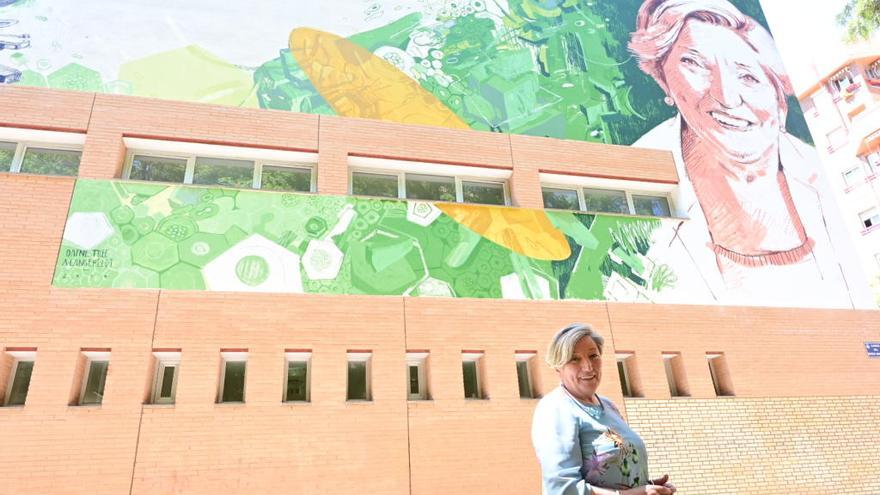 Ana Lluch y su mural en el centro de salud de Benimaclet.