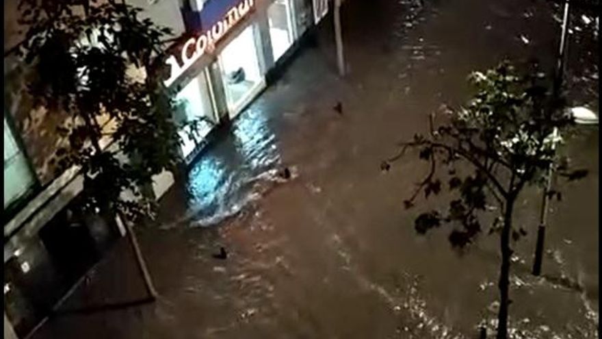 La lluvia inunda las calles de la capital grancanaria