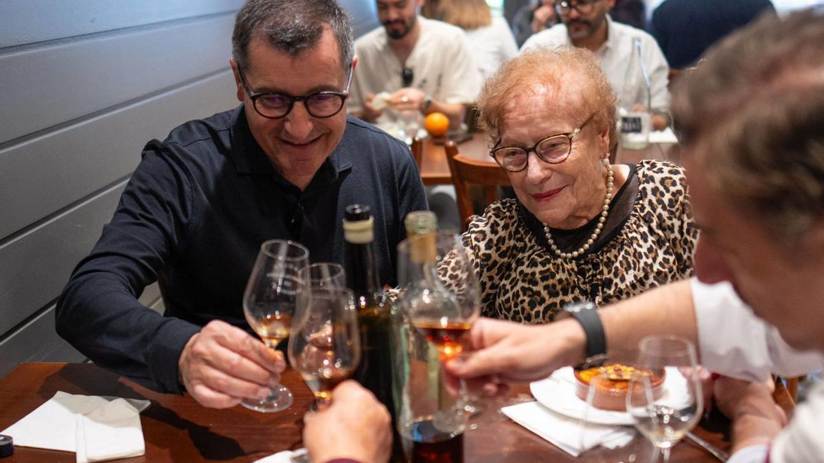 Josep Roca i la seva mare, Montserrat Fontané, brinden a Can Roca.