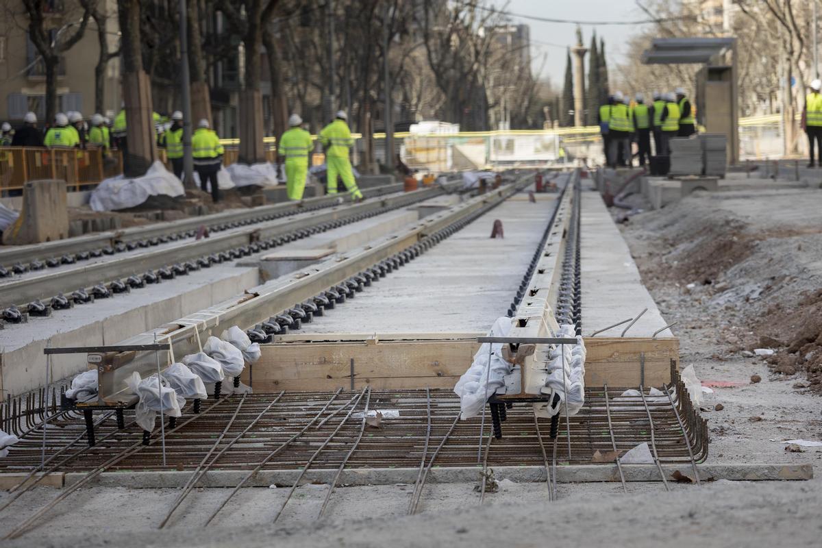 El tranvía avanza por la Diagonal entre Glòries y Verdaguer