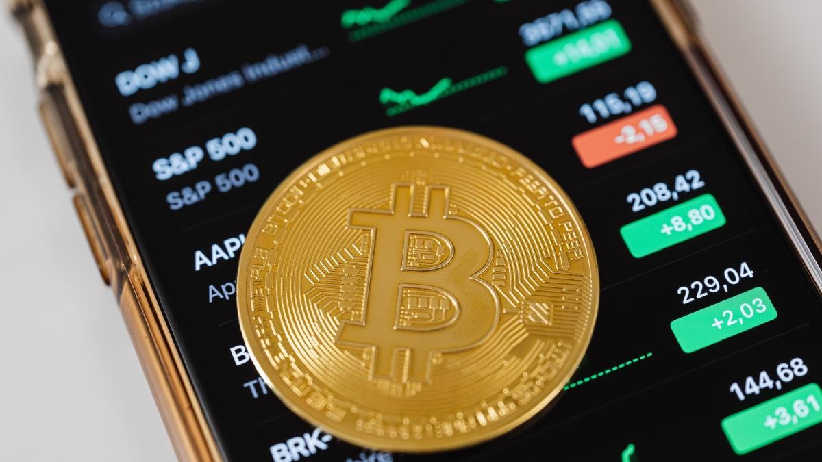 Bitcoin encuentra su soporte en los 70.000 dólares justo la semana en la que Morgan Stanley lanza su ETF al contado.