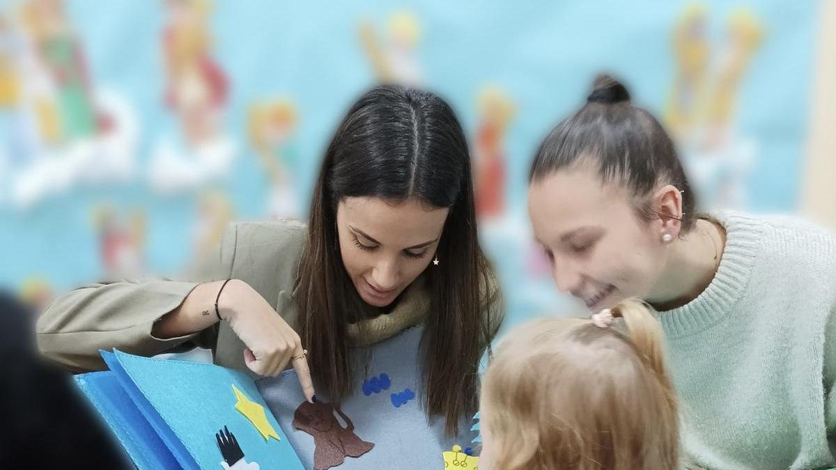 Imagen del alumnado del CFGS en Educación Infantil durante una sesión práctica en una escuela infantil.