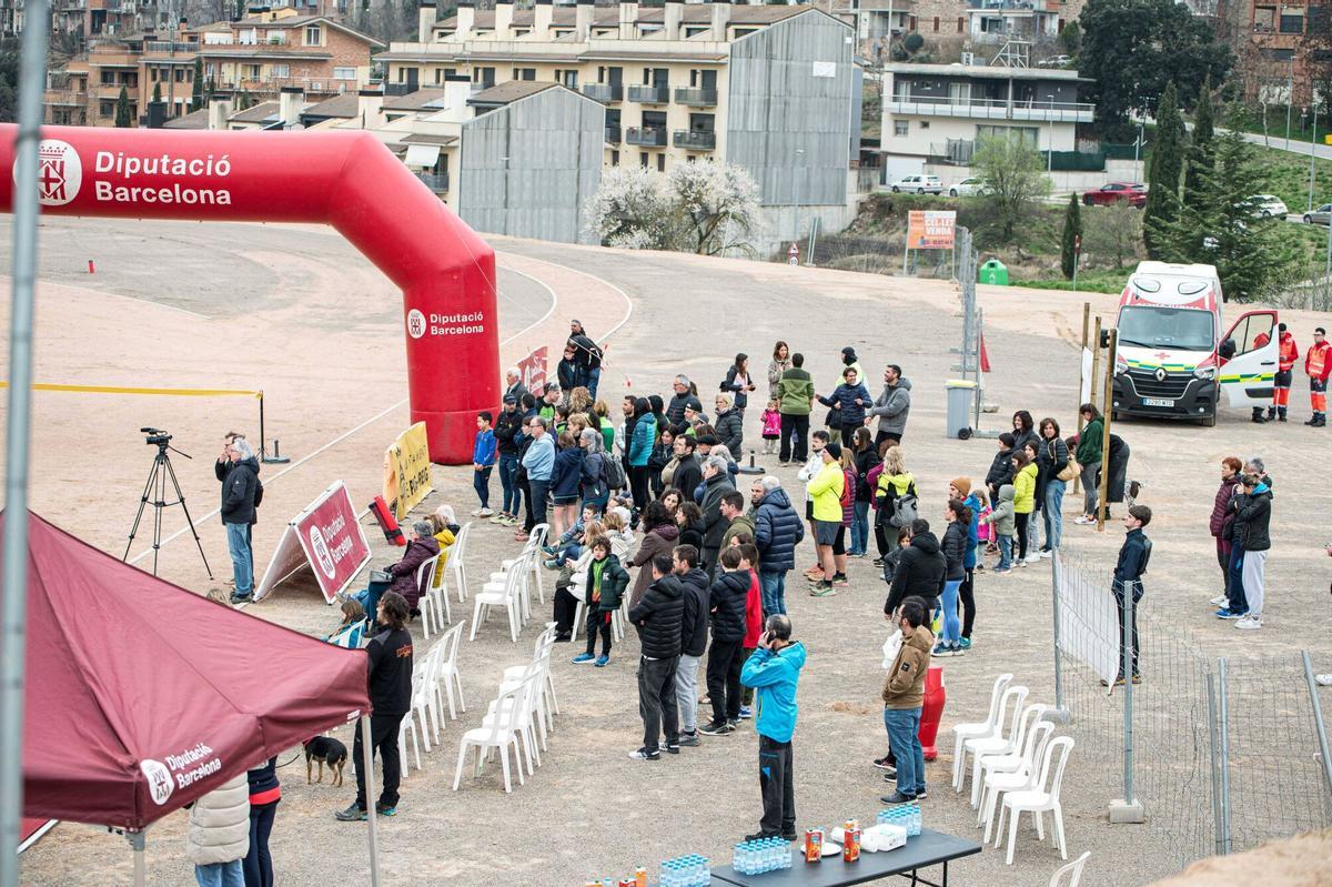 Imatges de la inauguració de la nova pista d'atletisme de Puig-reig