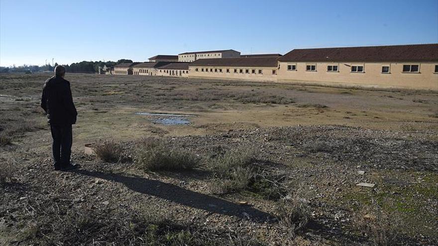 El ayuntamiento acuerda comprar los últimos solares para el cuartel