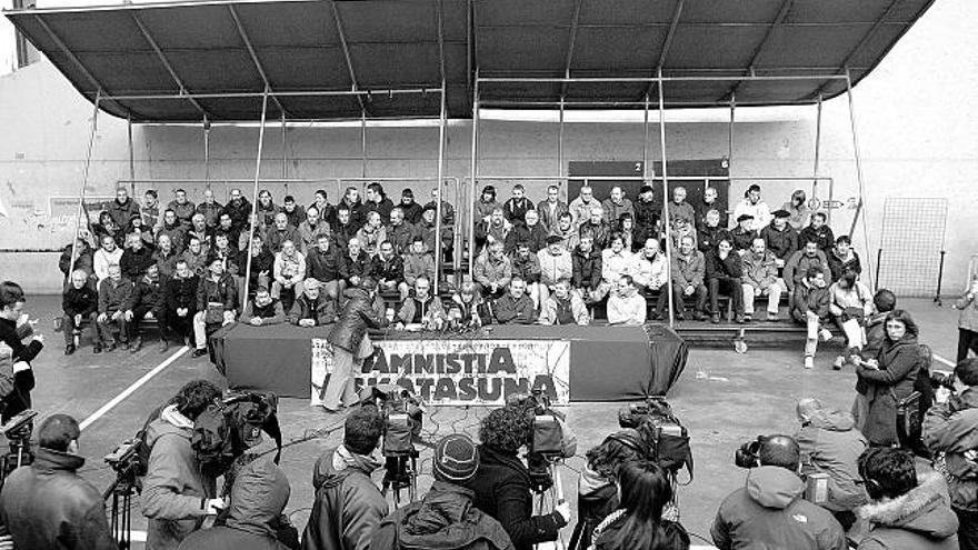 Miembros de Gestoras Pro Amnistía, durante la rueda de prensa convocada por los ex presos de ETA.