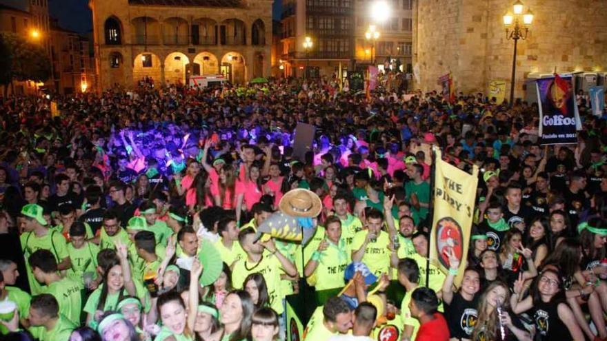 Peñistas en la Plaza Mayor en la noche del miércoles.