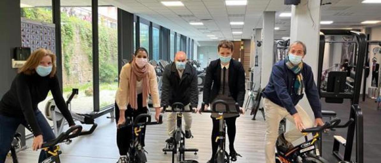 Representantes del Concello y de Aqualia en las nuevas bicicletas del Centro Deportivo Moaña. |  G.N.