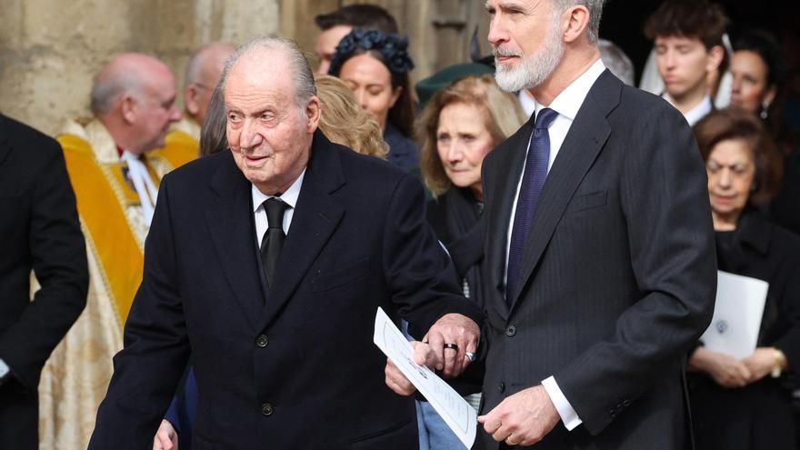 Juan Carlos I y Felipe VI, del brazo en el funeral por Constantino en Londres