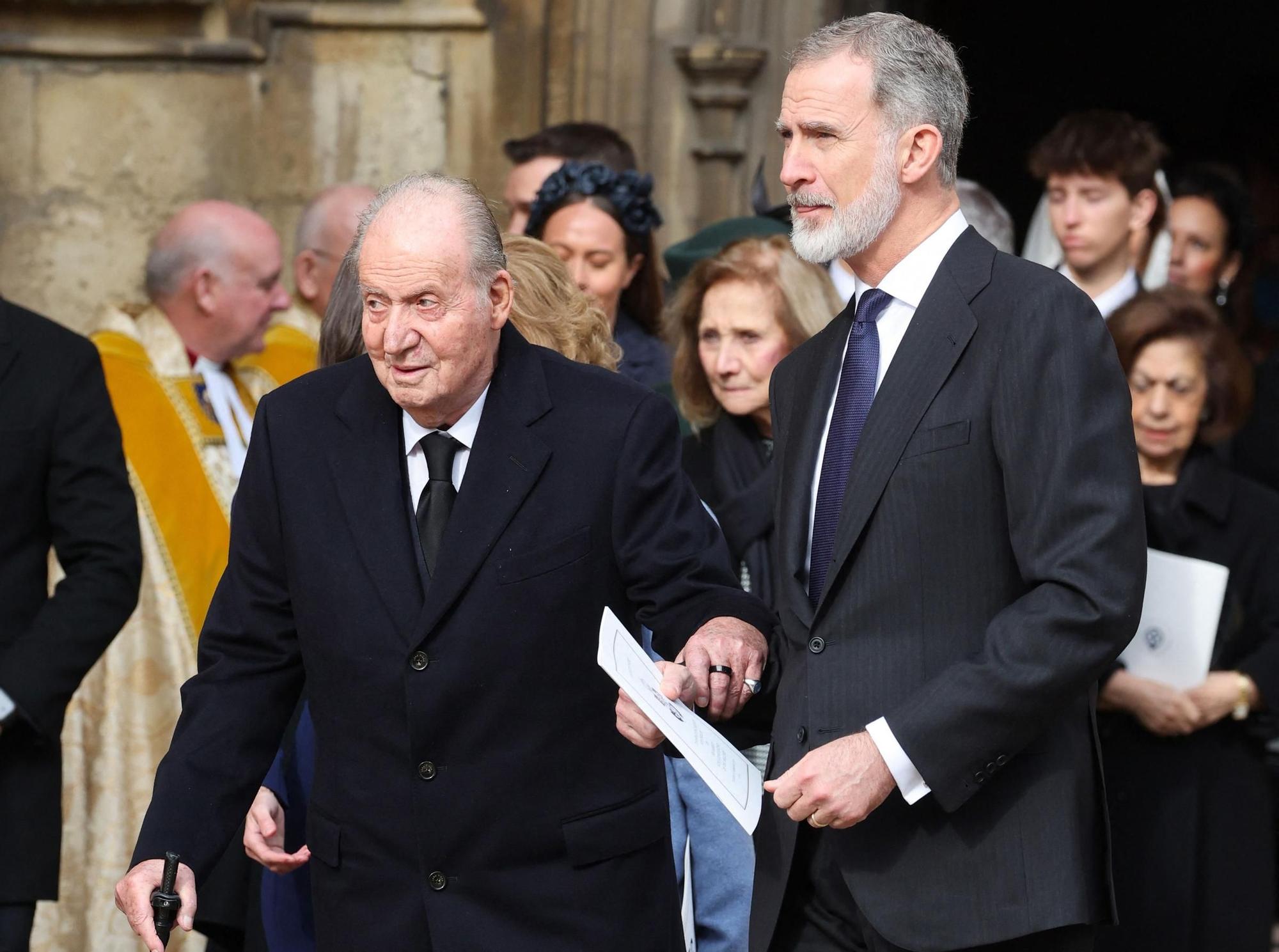 Juan Carlos I y Felipe VI, del brazo en el funeral por Constantino de  Grecia, en febrero de 2024, en Londres.