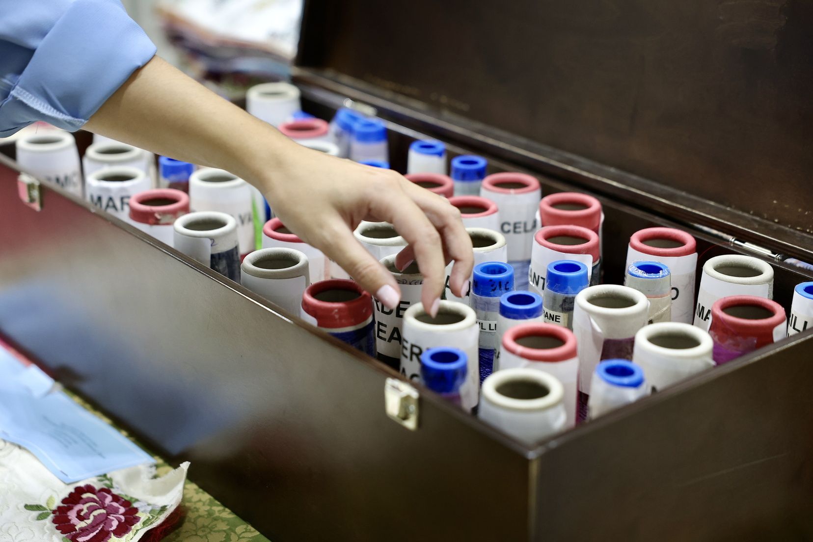 Carmen y Marta eligen sus espolines "Fallera Mayor de València"