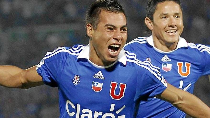 Vargas celebra un gol con el Universidad de Chile